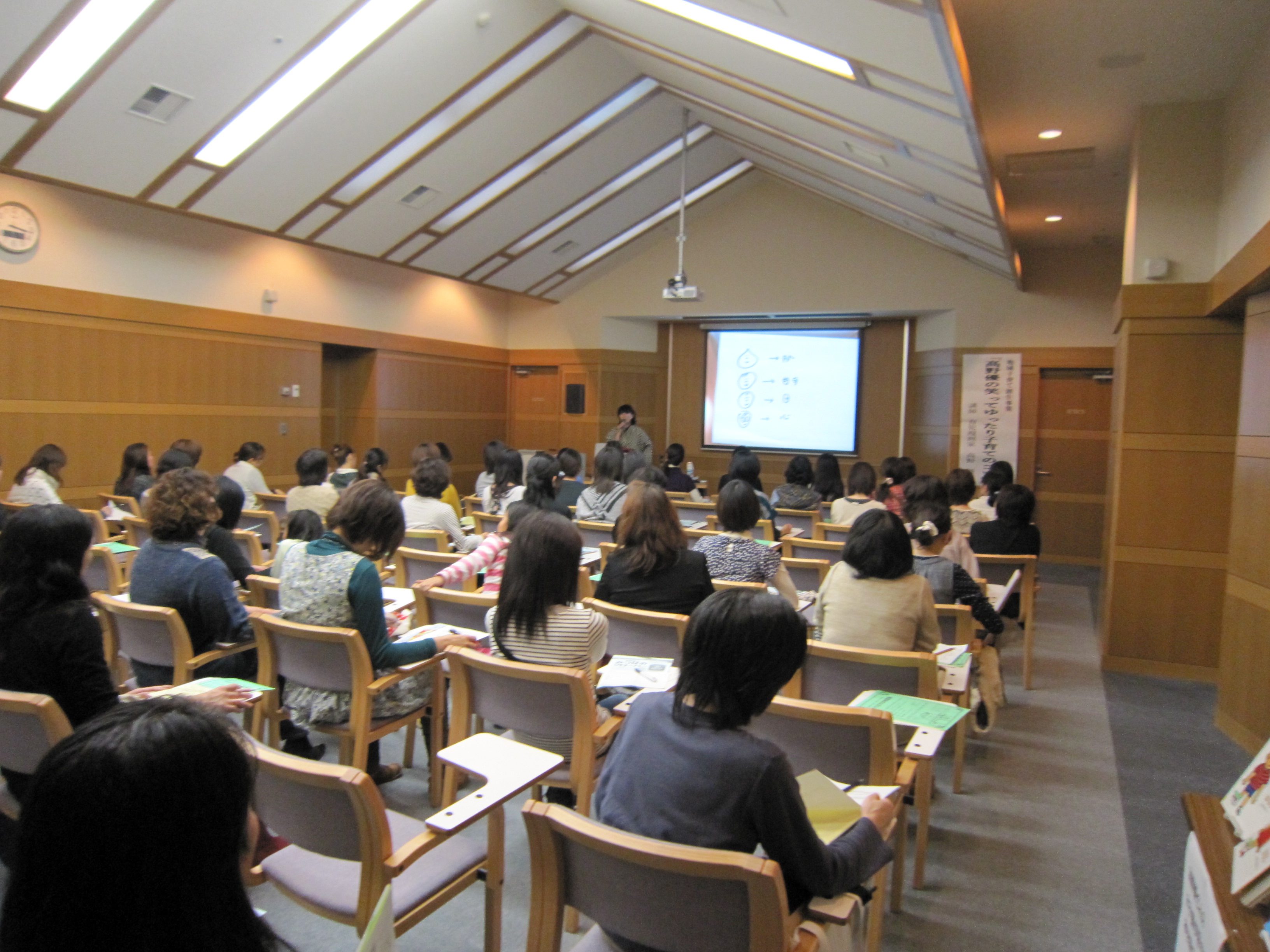 地域子育て創生事業｢高野優の笑ってゆったり子育て講演会｣の様子